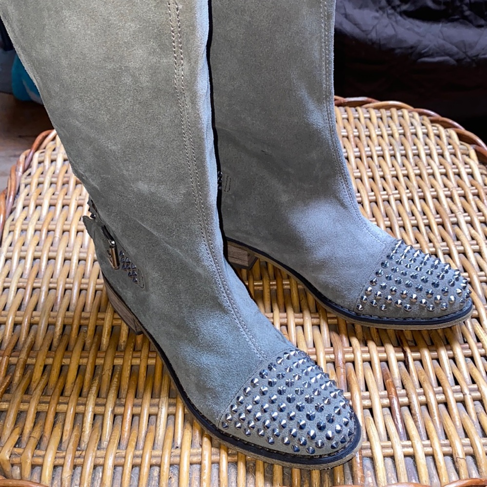 BEAUTIFUL KELSI DAGGER SUEDE GRAY STUDDED BOOTS SZ 8.5 NEW WITHOUT BOX